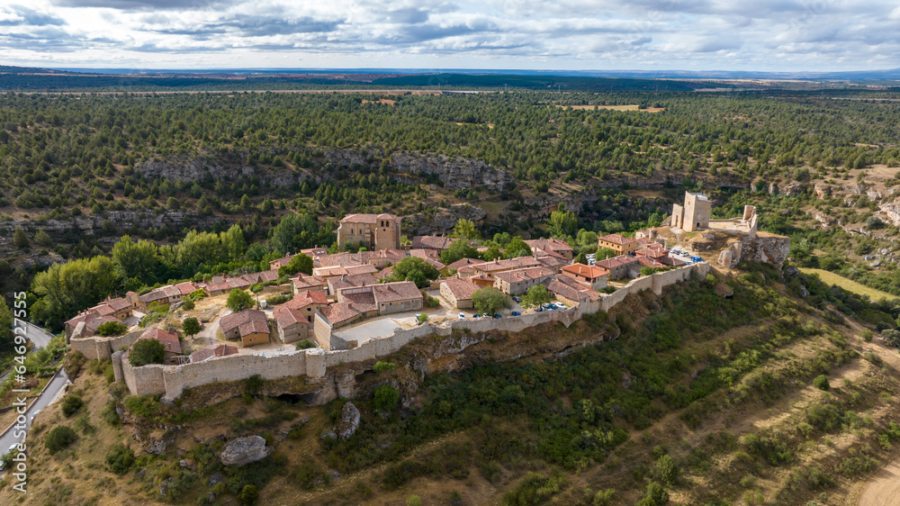 vista del hermoso pueblo medieval de Calatañazor en la provincia de Soria, España