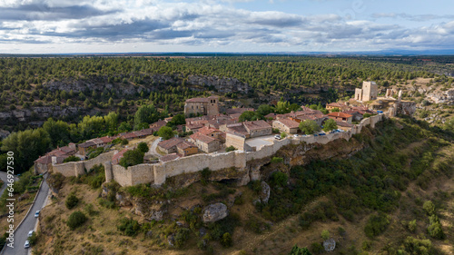 vista del hermoso pueblo medieval de Calatañazor en la provincia de Soria, España