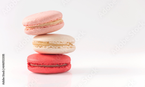 Macarons apilados sobre fondo blanco