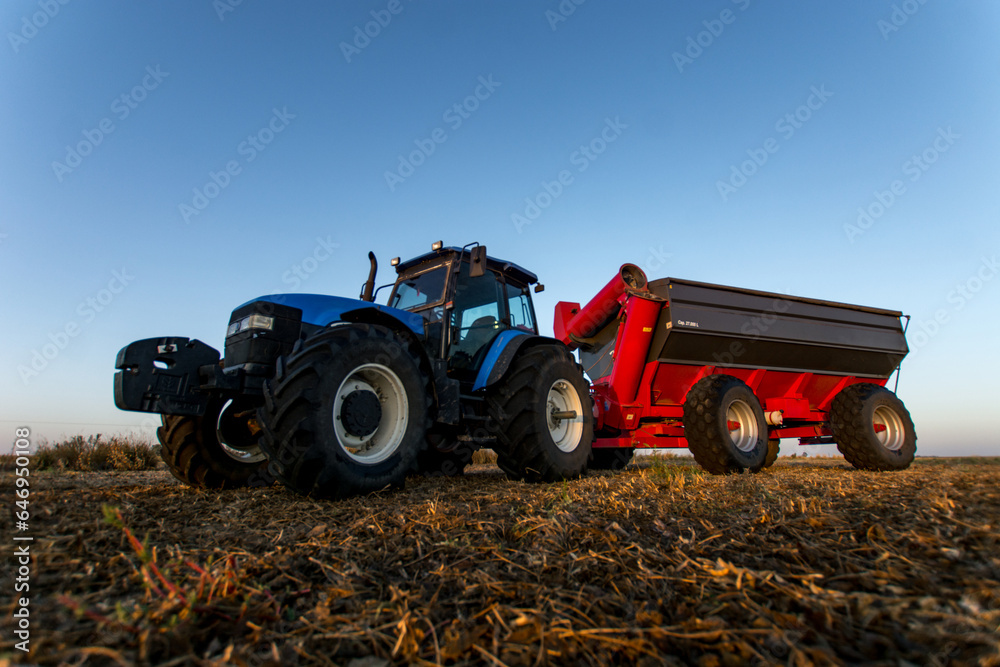 Tractor con trailer para abastecimiento en trabajo de campo, campo Argentino, producción - obrazy, fototapety, plakaty 