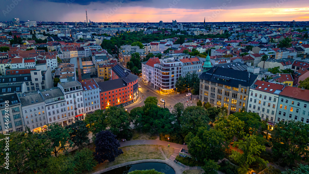 Naklejka premium Weinbergspark Kollwitzkiez Berlin Berliner Drone Grünanlage Parkbank Nachbarschaft Kultur Skulpturen Spielplatz Bäume Picknick Spaziergang Denkmal Geschichte Architektur Café Brunnen Kunst Wohnviertel