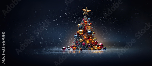 árbol de navidad con bolas iluminadas y estrella en su parte superior en paisaje nocturno nevado, con fondo desenfocado y bokeh