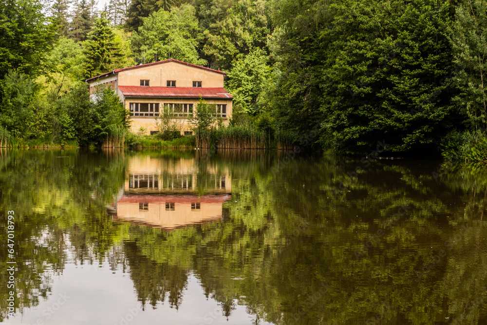 Obraz na płótnie Grieseluv rybnik pond near Jetrichovice, Czech Republic w salonie