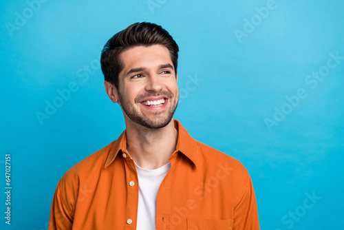 фотографія Photo of cheerful nice person beaming smile look interested empty space brainsto