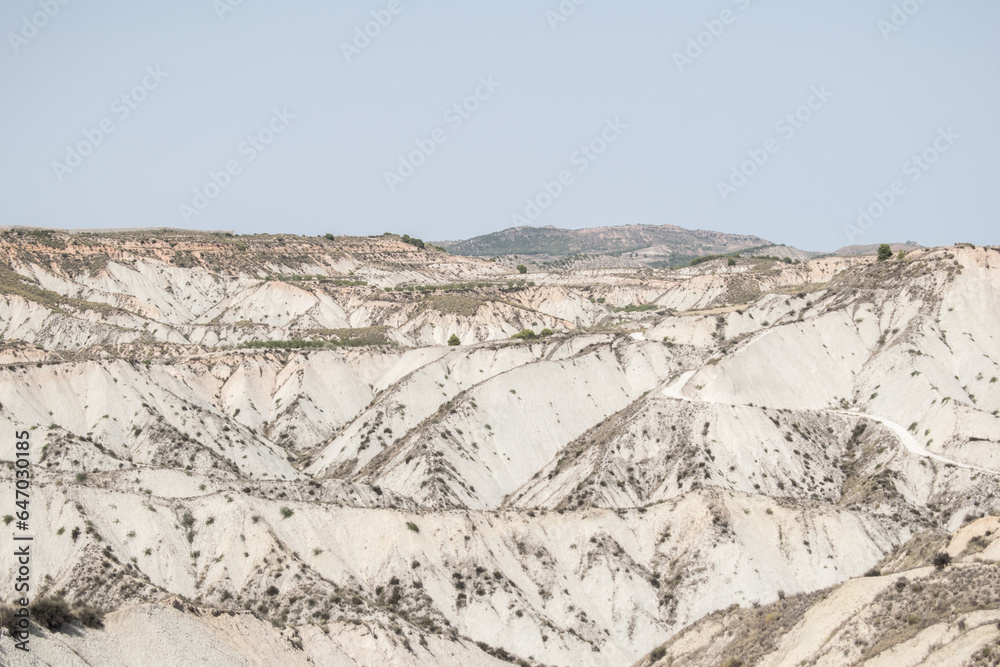 Fototapeta premium Paisaje con montañas de arcilla blanca