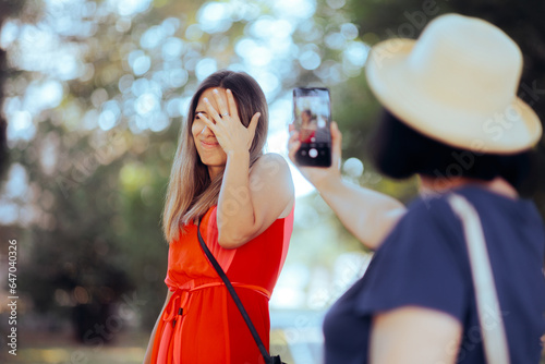 Foto Woman Hiding her Face from Someone Filming Her in Public