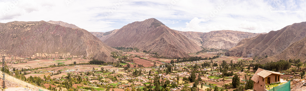 Foto Panorámica (gigapano) del Valle Sagrado de los Incas,  desde el mirador de Huayoccari, se aprecia Urquillos, Urubamba.