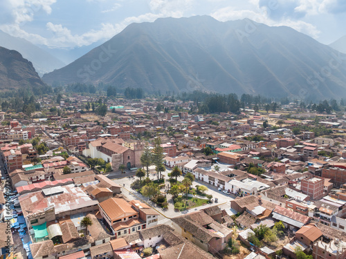 Ciudad de Urubamba en Cusco, desde el aire, foto con drone. Montaña y ciudad.