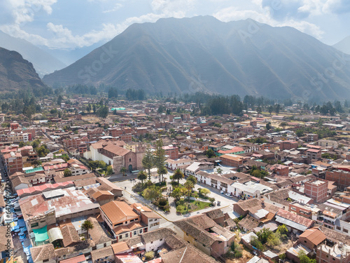 Cuadro en lienzo Ciudad de Urubamba en Cusco, desde el aire, foto con drone
