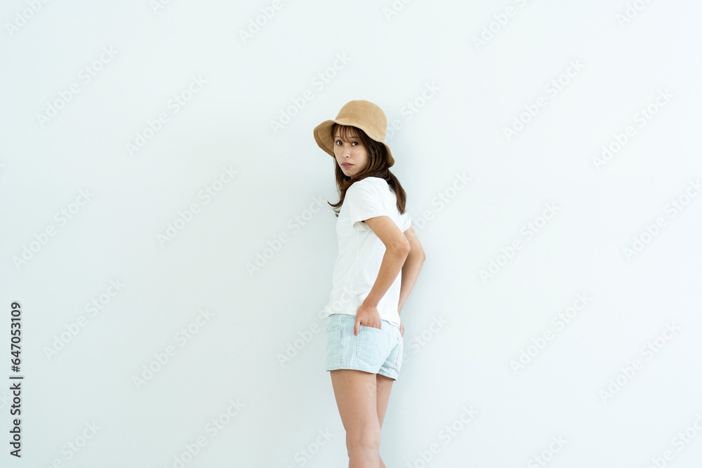 麦わら帽子をかぶった女性 麦わら帽子をかぶった女性