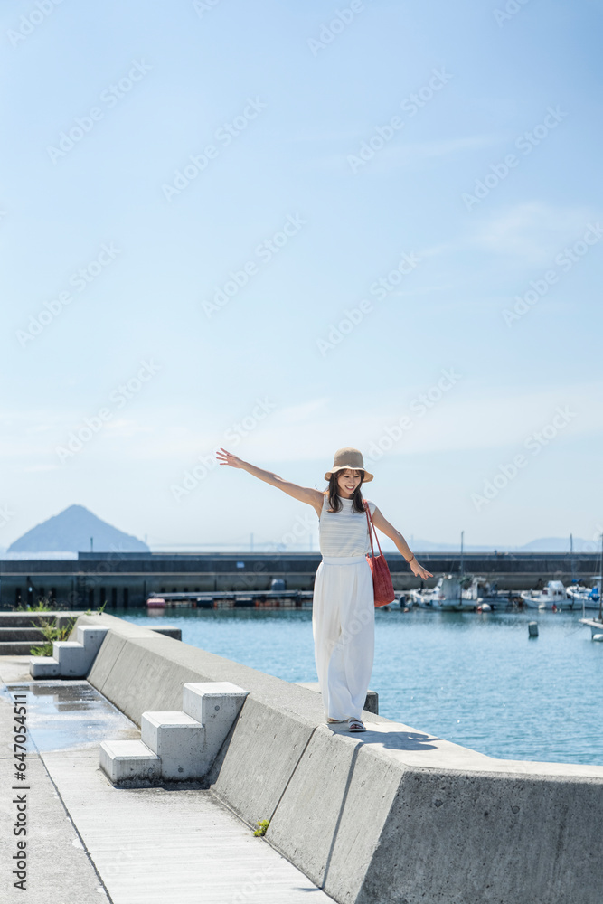 島旅をする女性 島旅をする女性
