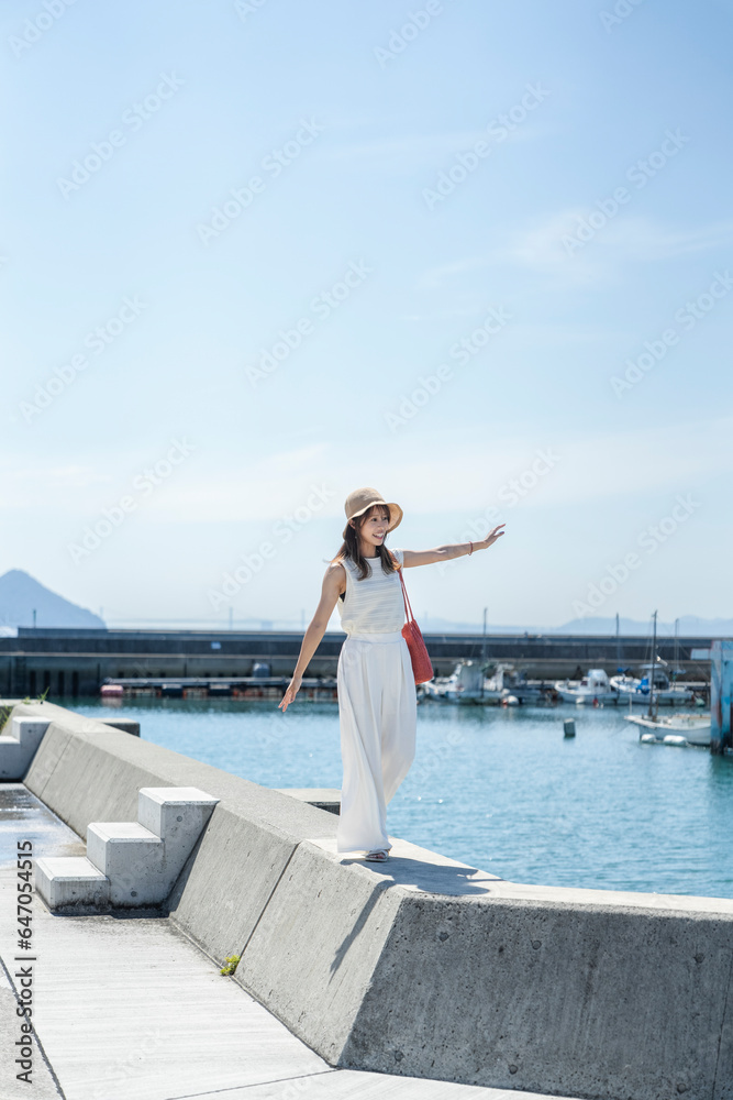 島旅をする女性 島旅をする女性