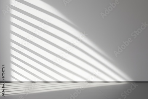 Minimalistische, graue Wand mit Licht und Schatten für Produktpräsentation oder Text