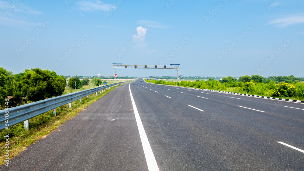 Φωτογραφία The Delhi Vadodara Mumbai Expressway is a 1350 km long, 8-lane wide access-controlled expressway connecting New Delhi to Mumbai