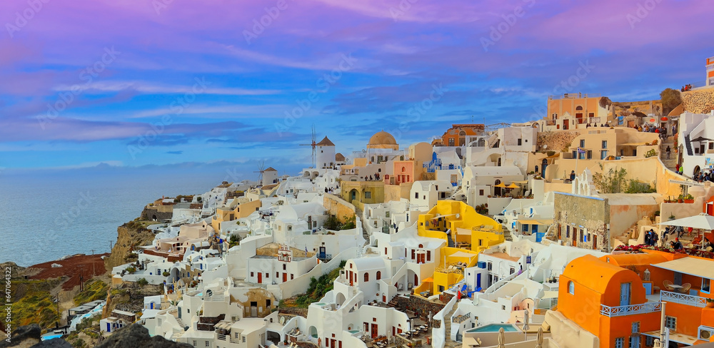 Φωτογραφία The famous of landscape view point as Sunset sky scene at Oia town on Santorini