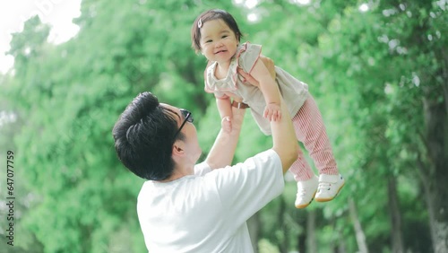 お父さんに高い高いされる赤ちゃん