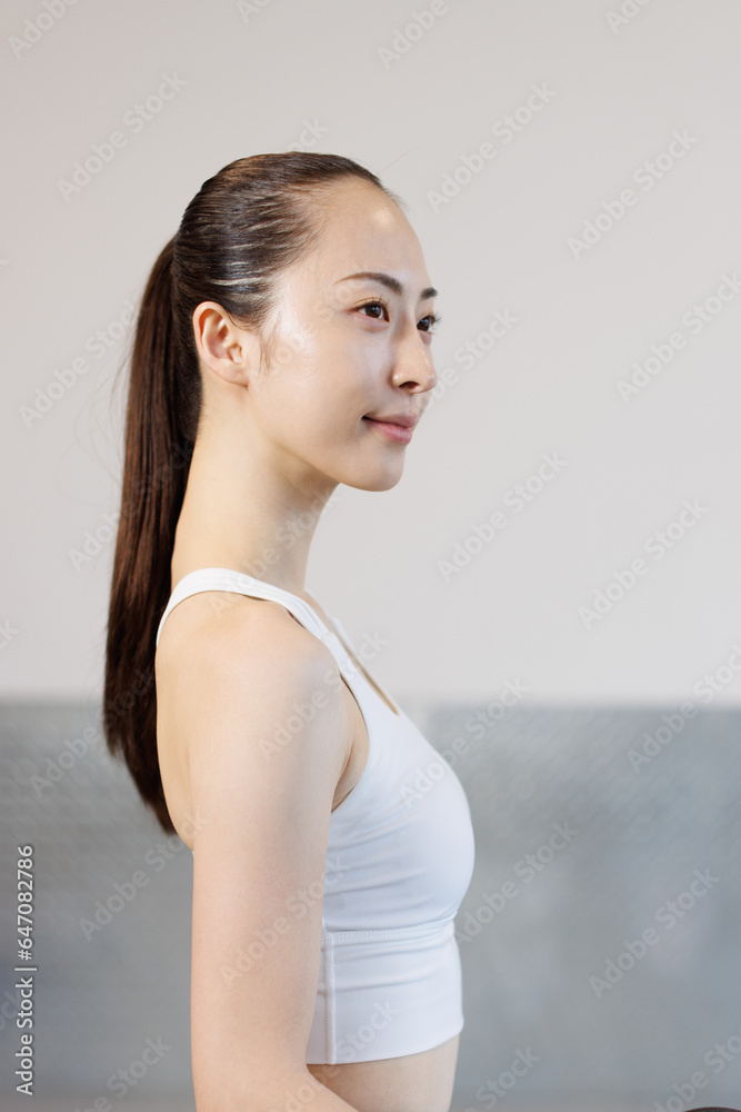 ジムでの若いアジアの女性の肖像画 ジムでの若いアジアの女性の肖像画
