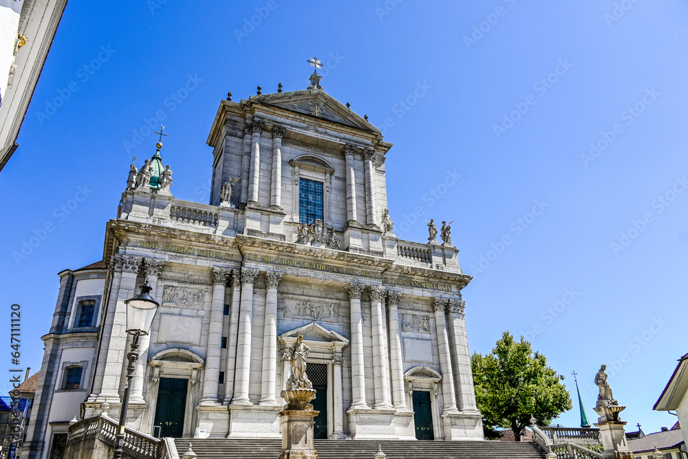 Obraz premium Solothurn, Kathedrale, St. Ursen-Kathedrale, Altstadt, Stadt, Altstadthäuser, Barockkirche, Barock, Treppe, Hauptgasse, Stadtrundgang, Baseltor, Sommer, Schweiz