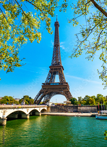 Paris Eiffel Tower © engel.ac