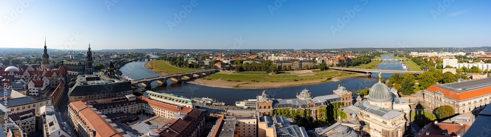 Panorama der Elbe in Dresden in Sachsen