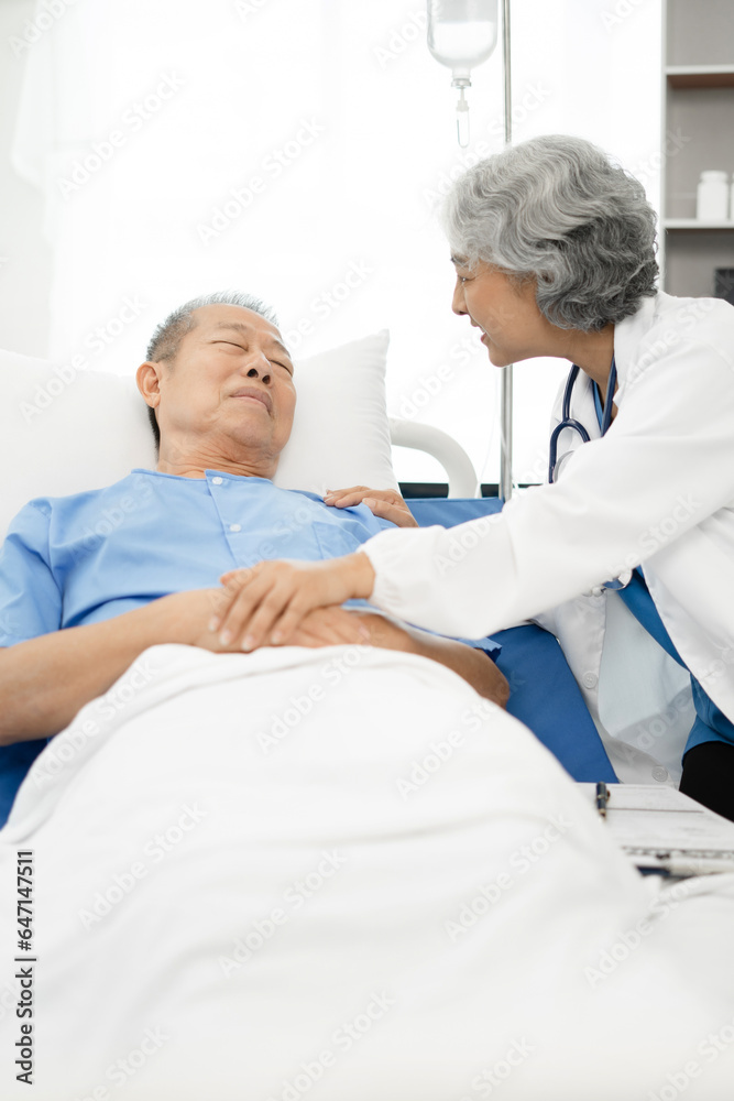 Obraz premium doctor talking with man patient for monitoring and check up after surgery. doctor touching patient hand and consoling.