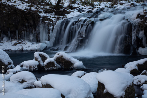 厳冬期に凍てつく滝の流れ2