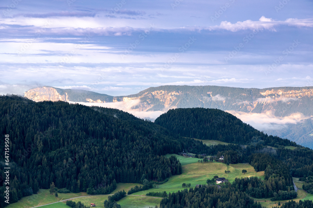 Blick von Hafling ins Etschtal, Südtirol, im Morgenlicht