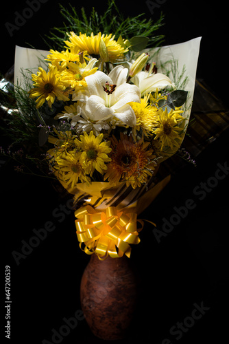 Flores amarillas en un jarron