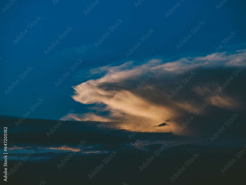 Sonnenuntergang über sanfter Hügelkette Sonnenuntergang über sanfter Hügelkette