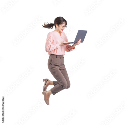 ノートパソコンを使いながらジャンプするミドル女性