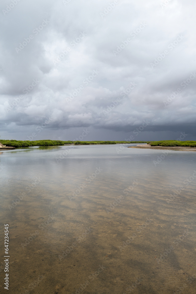 La lagune de Joal un jour d'orage au Sénégal en Afrique occidentale La lagune de Joal un jour d'orage au Sénégal en Afrique occidentale