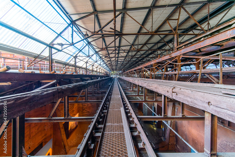 Rostige alte Fabrikanlage, Förderanlage