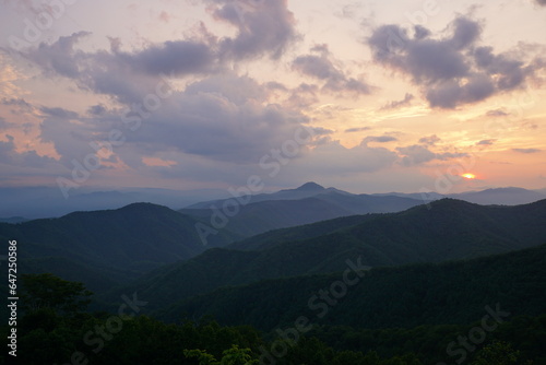 山の奥に沈む夕日 © tibagorou