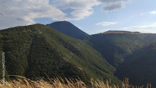 Panorama dal crinale della montagna nelle Marche in Italia photo