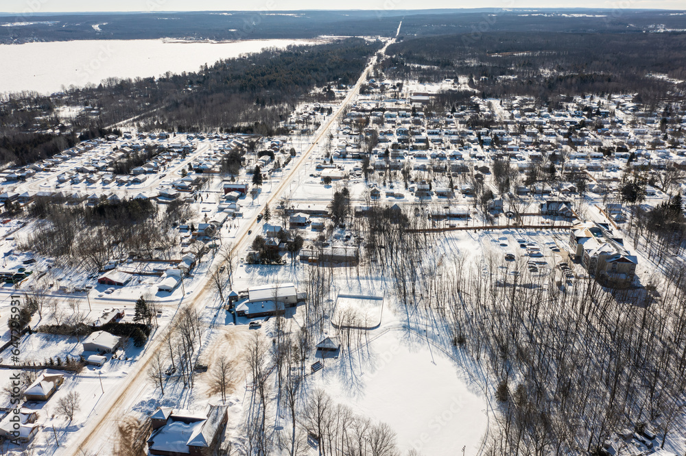 Obraz premium Discover Barrie's tranquil outskirts with mesmerizing aerial views of Lake Simcoe. These drone photos capture the town's scenic beauty, making them ideal for local businesses, tourism agencies, and na