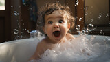 lindo bebé sonriente dentro de una bañera blanca con pompas de jabón y burbujas en baño decorado en tono marrón
