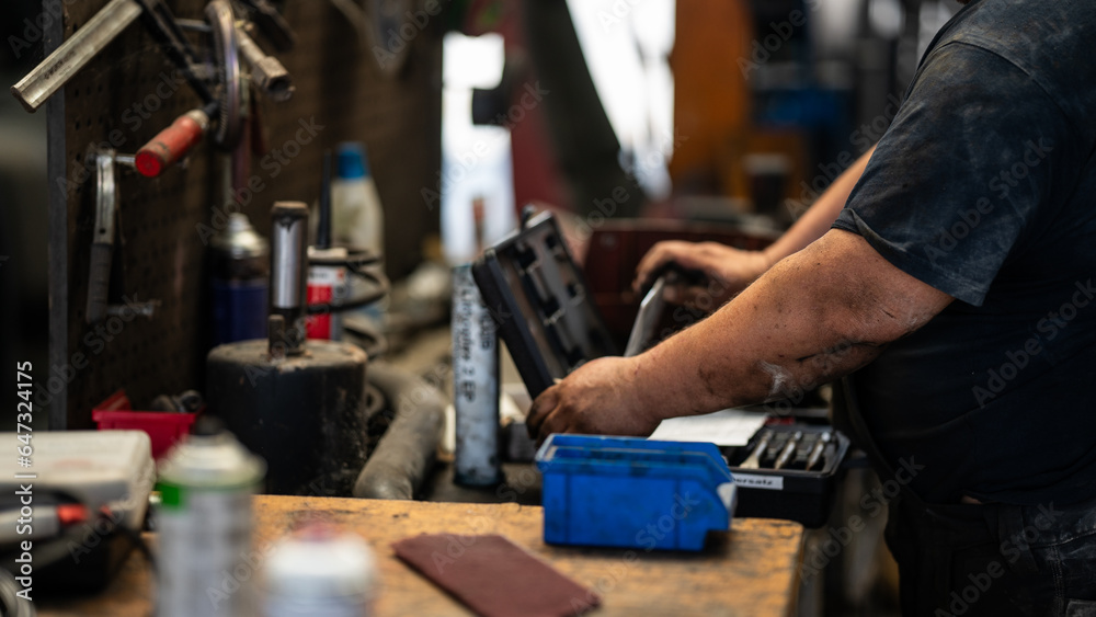 Mechaniker am Werkzeugkoffer Mechaniker am Werkzeugkoffer