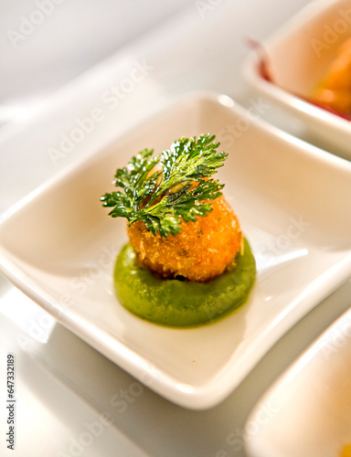 Kabeljaubällchen, Fischbällchen, Kaberjau, frittiert, Avocadopaste,  photo