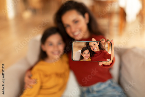 Foto Middle Eastern Mom And Daughter Making Selfie Via Phone Indoor