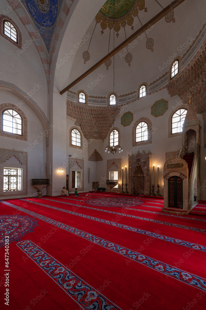 Obraz na płótnie Meczet Gazi Husrev-bega w Sarajewie, Bośnia i Hercegowina. Widok ze środka meczetu malowidła, ołtarz, lampa w salonie