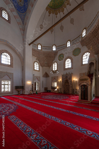 Meczet Gazi Husrev-bega w Sarajewie, Bośnia i Hercegowina. Widok ze środka meczetu malowidła, ołtarz, lampa