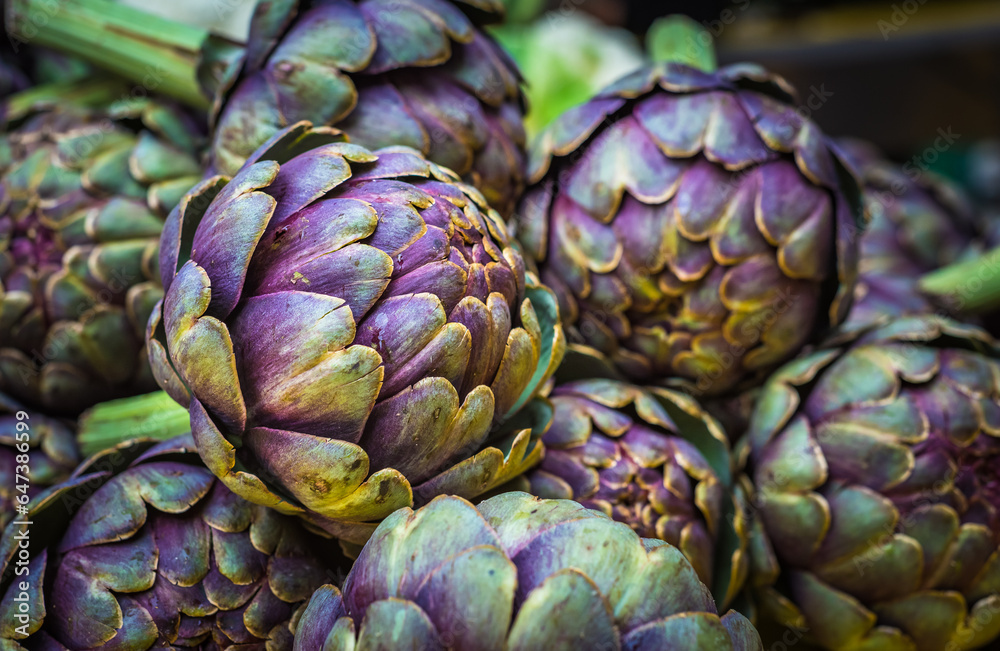 Fototapeta premium fresh artichokes at farmers market.