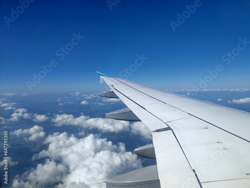 Flügel eines Flugzeugs mit blauem Himmel und Wolken