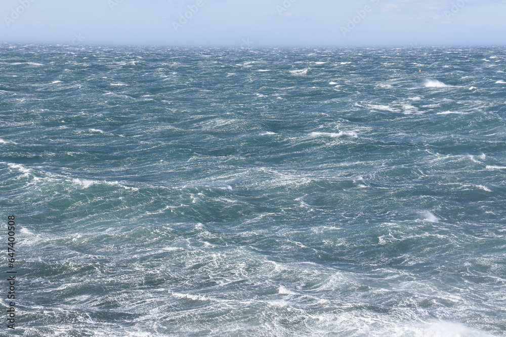 Mer bleue déchaînée avec houle et vagues à l'horizon