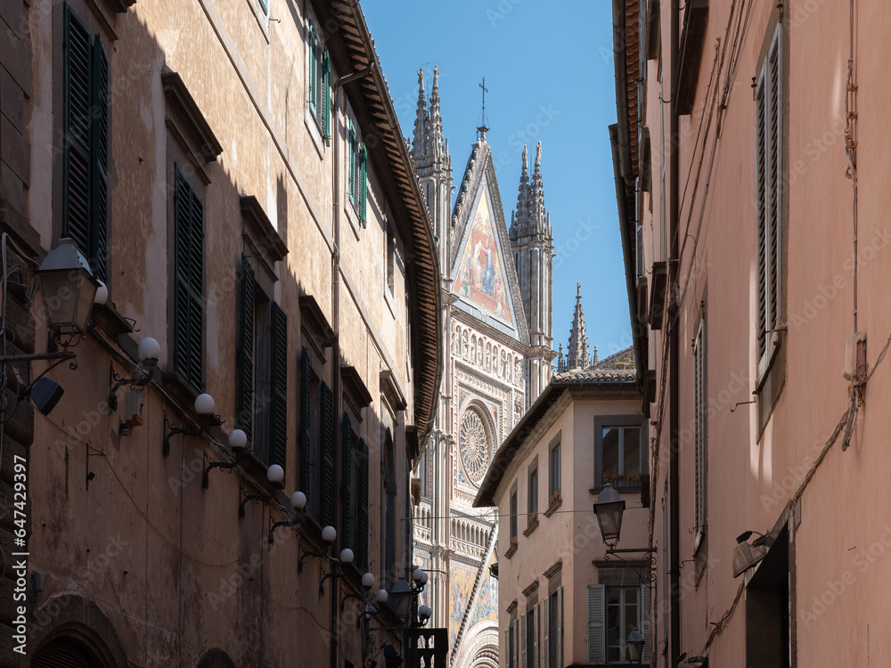 il Duomo di Orvieto svetta con imponenza tra le strade della cittadina.