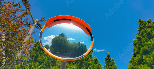 Tableau sur toile Convex mirror to assist drivers in visibility, leaving them perpendicular to the deaf crossing the main road