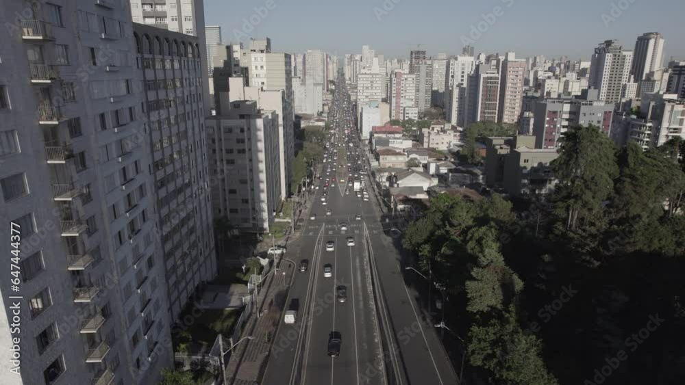 Imagem aérea da movimentada Avenida Visconde de Guarapuava em Curitiba capital do Paraná 