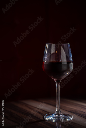 暗闇の中のワイン 暗い ワイン 葡萄酒 お酒 ロマンチック 