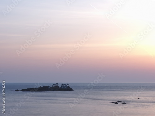 遠くにある島と夜明け前の綺麗な空