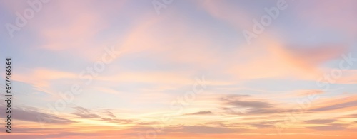 オレンジ色に染まる空：夕日の美しいパノラマ、日没の瞬間：雲間から差し込む最後の光 © sky studio